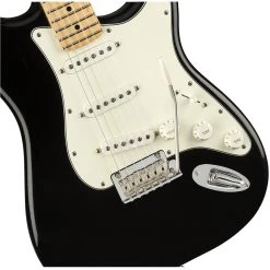 Electric Guitars Fender Player Stratocaster - Black - Maple Neck